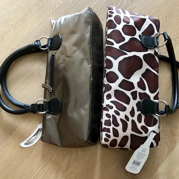 🍷Insulated Wine bags (2) with (2) wine openers - Picture 2 of 6